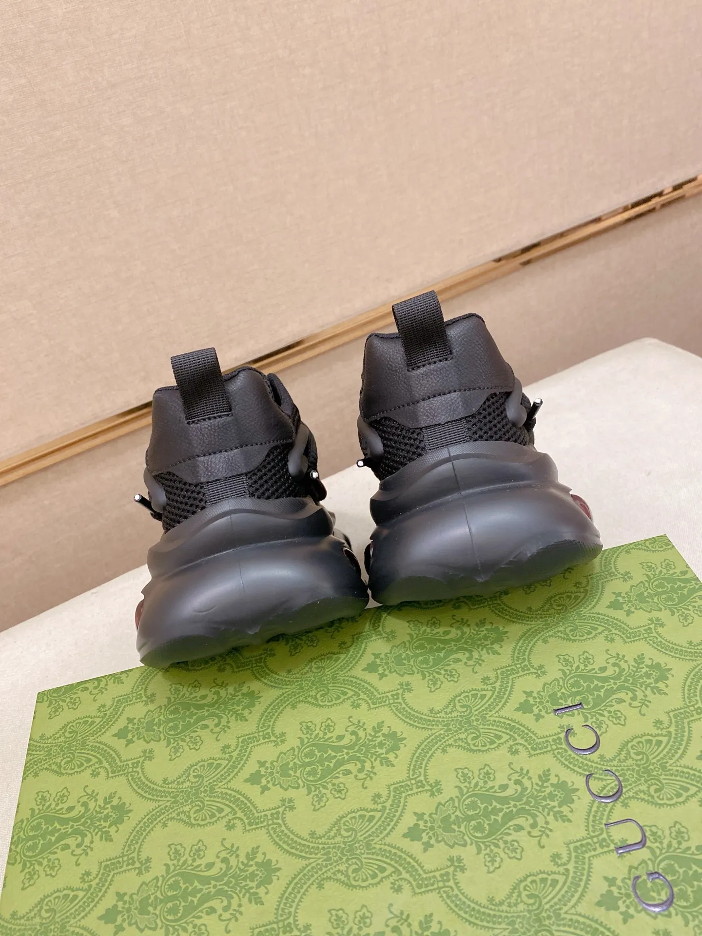 Men's shoes 💰 480💰🇮🇹🇮🇹GUCCI (Gucci) top 🔍🔍 new models are on sale at the same time at the counter. The upper 🇮🇹 is made of top-grain cowhide imported from Italy. Fully imported genuine leather lining 💪💪, completely 1⃣️ to 1⃣️ replica 🇮🇹💪💪, ⚠ sole: original sole provided by the original factory, exclusive movable molded sole super comfortable, ⚠ original factory follow-up, 🔍🔍 high quality, you can go in and out of the counter at will, welcome to compare⚠. Code number:38-44